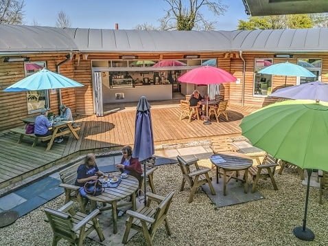 Cafetería escolar al aire libre calentada por un calefactor de patio Herschel